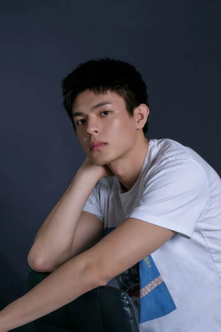 邱以太接演華語版《我們的藍調時光》面對許多「教科書級演技」前輩，心情興奮。群星瑞智提供