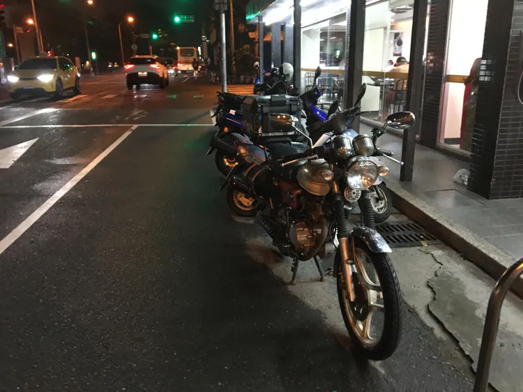 共有2輛機車、1輛腳踏車被撞倒。民眾提供