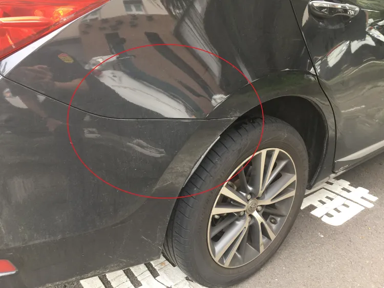 肇事男的車子有明顯撞痕。民眾提供