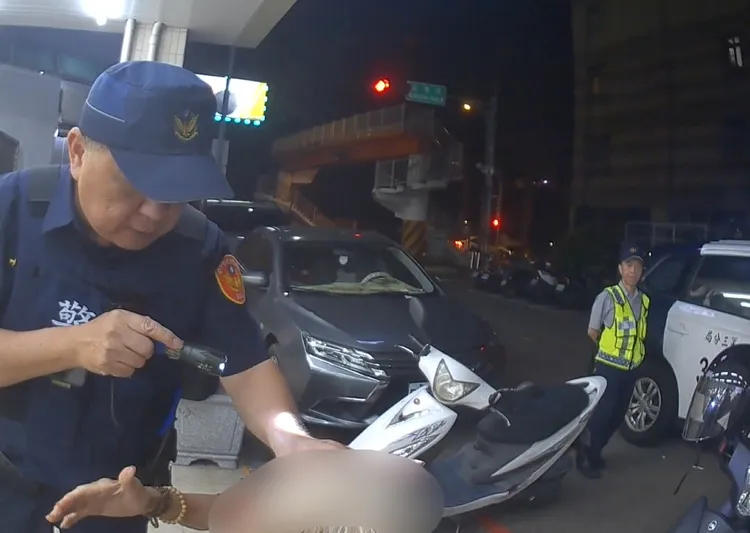 婦跌落樓梯到超商休息被誤認迷失，警助返家，江婦卻膽怯拉警手拒進家門。翻攝畫面