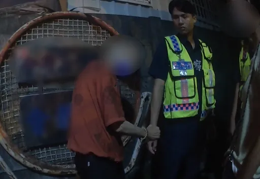 妇跌落楼梯到超商休息被误认迷失 助返家...却胆怯拉警手拒进家门