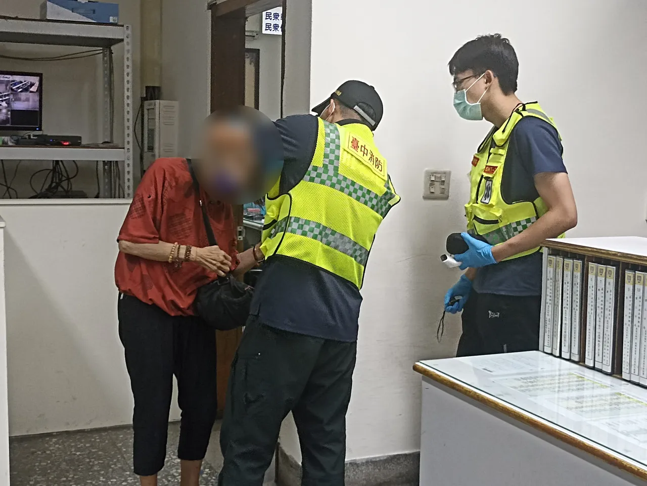 婦跌落樓梯到超商休息被誤認迷失,警助返家,江婦卻膽怯拉警手拒進家門。翻攝畫面