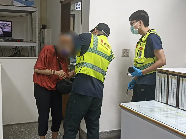 婦跌落樓梯到超商休息被誤認迷失，警助返家，江婦卻膽怯拉警手拒進家門。翻攝畫面