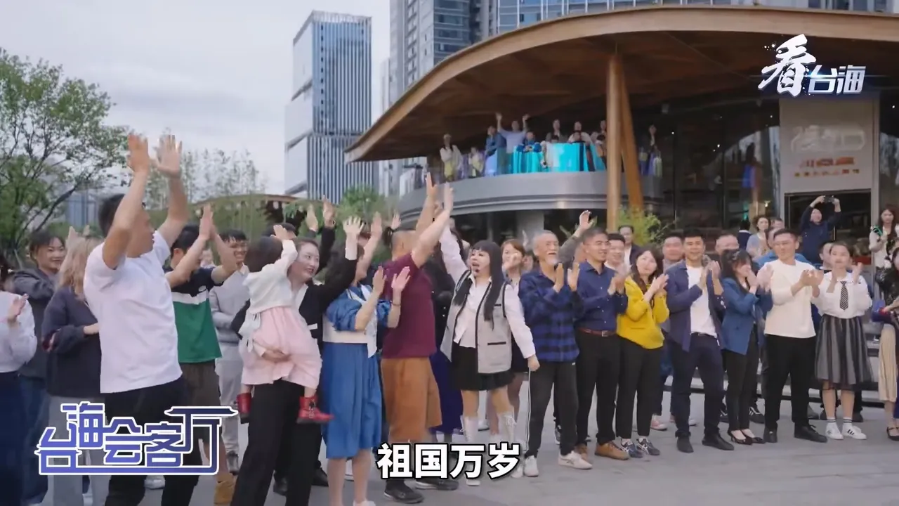 千百惠2023年5月接受央視節目訪問,對群眾高喊祖國萬歲。翻攝看台海微博