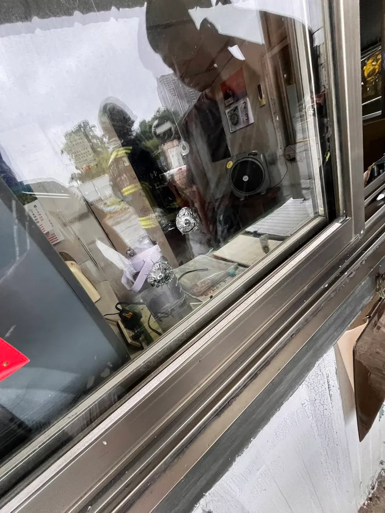 拖吊場警衛室玻璃被鋼珠彈擊穿。民眾提供