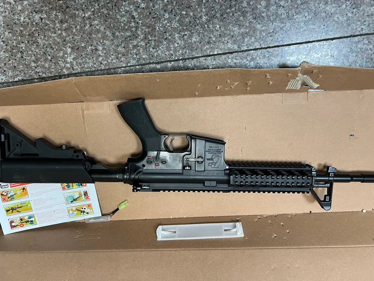 警方逮捕陳嫌並起獲一把從生存遊戲店購買的長槍。民眾提供