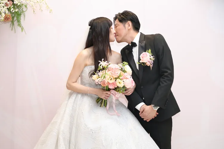 林逸欣（左）和老公甜蜜親親。彭欣偉攝