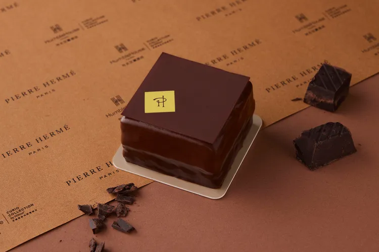 「典藏黑巧克力蛋糕」以頂級黑巧克力製作，透過精湛工藝呈現苦甜層次，為法式甜點雋永的代表。台北艾麗酒店提供