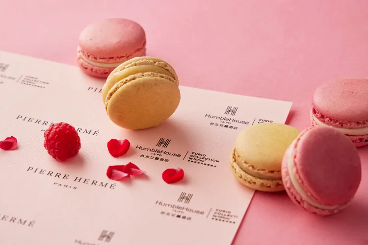 Pierre Hermé憑之大放異彩的經典代表作「玫瑰、荔枝與覆盆子馬卡龍」、「百香果馬卡龍」。台北艾麗酒店提供