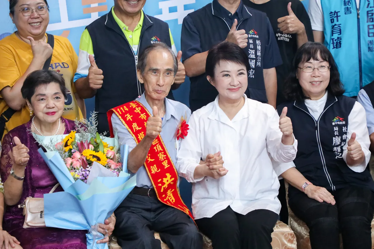 卢市长与模范父亲合影。市府提供