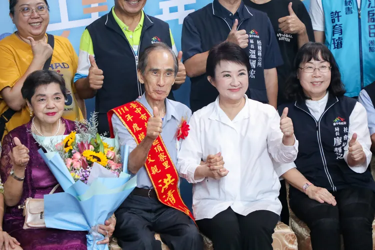 盧市長與模範父親合影。市府提供