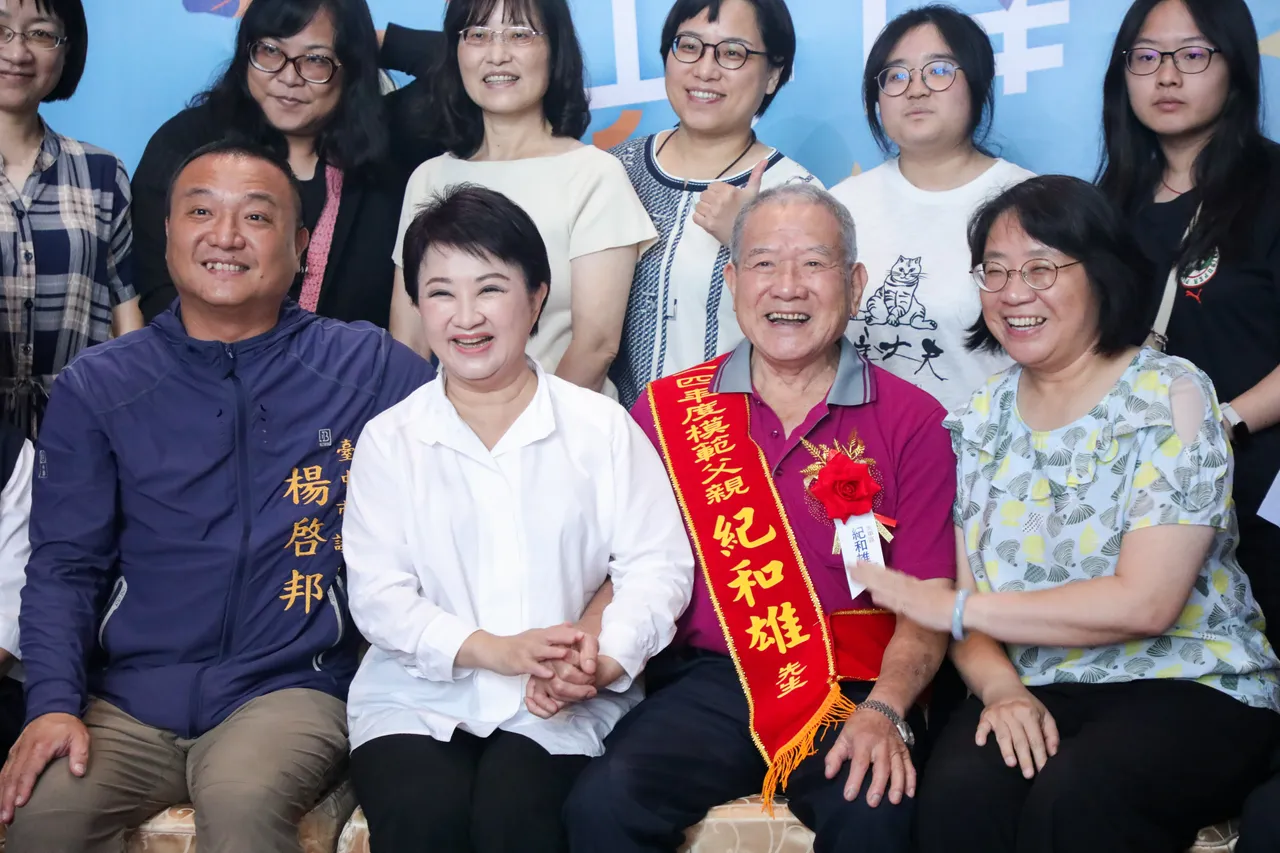 卢市长与模范父亲合影。市府提供