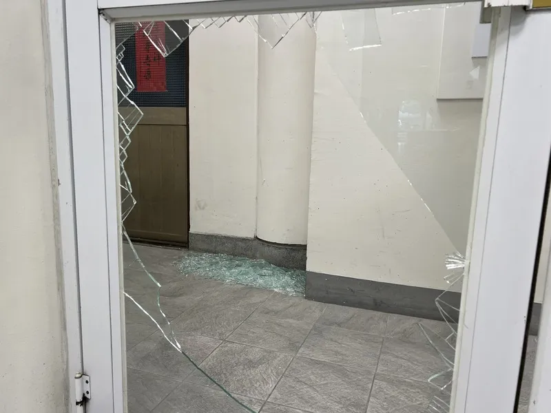 楊柳颱風強襲,台東縣政府一扇玻璃門不敵強風吹破,滿地碎片。中央社