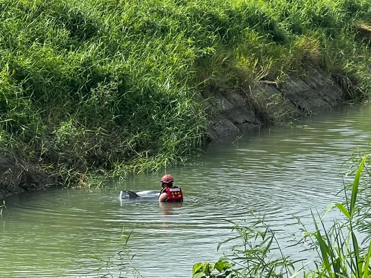 警方先在岸上找到黃男騎乘的微型電動車，消防人員沿著嘉南大圳搜尋，總算找到人。民眾提供