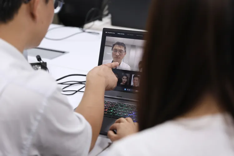 莊明雄實際操作AI換臉系統。彭欣偉攝