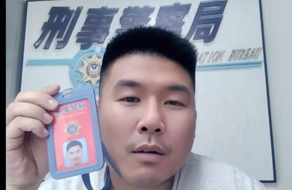 诈骗集团爱用刑事局背板作为视讯笔录场景。翻摄画面