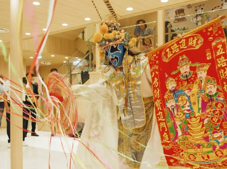 澎湖輪船上變臉表演。航港局提供