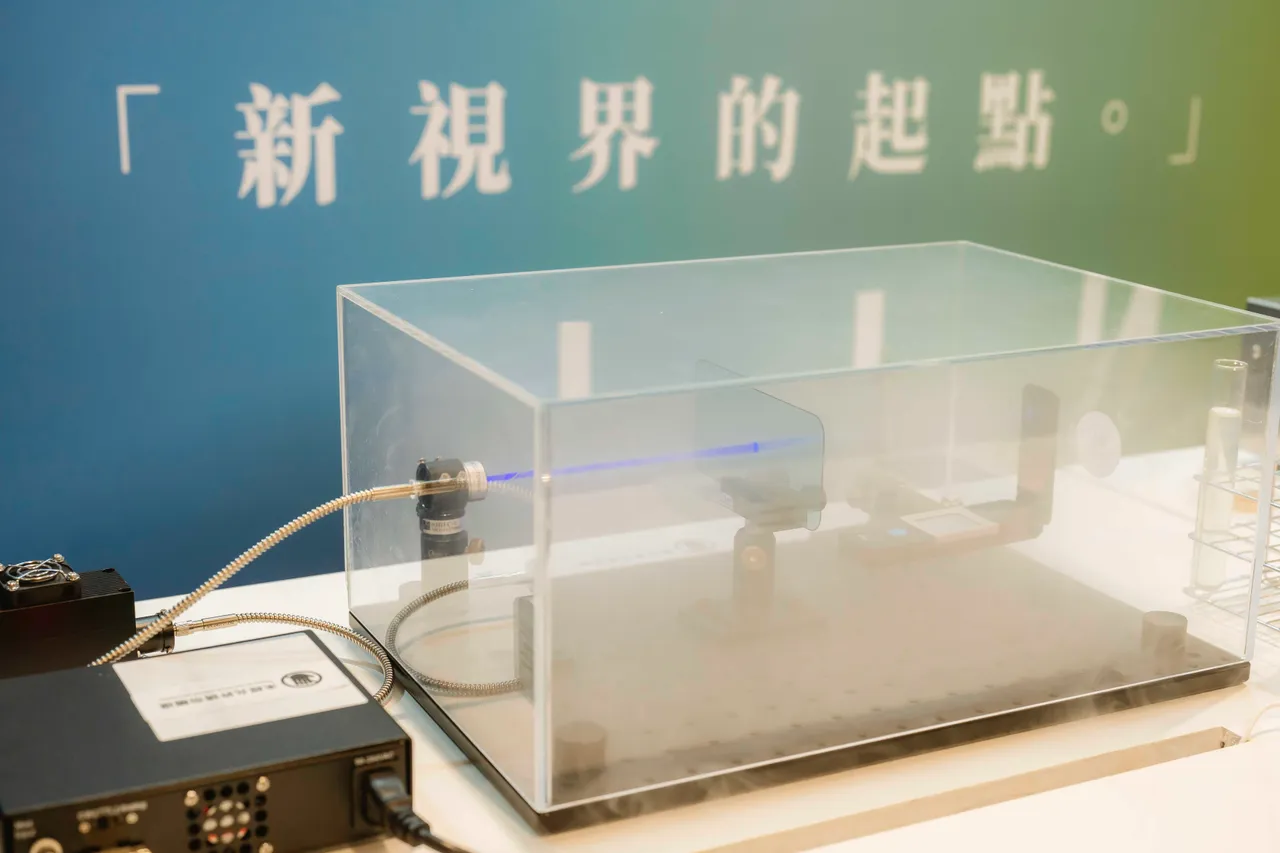 Simmpo推出終極保護貼,不僅抗藍光達90% BLR標準,更通過240小時極端耐候性測試, 同時提升防摔耐衝擊力,讓護眼與防護一步到位。Simmpo提供