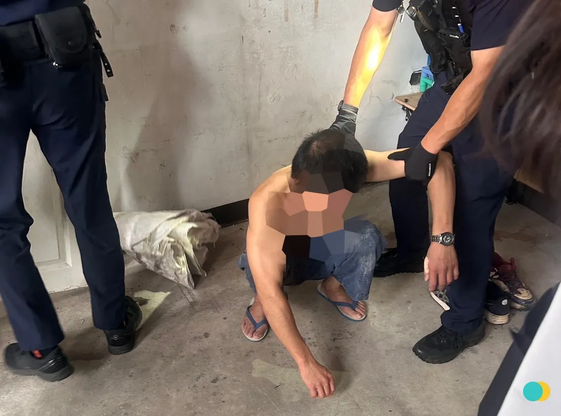 呼呼大睡的廖男被逮,表示刚买完毒品就遇到警察,担心自己被通缉会被抓进去关才会骑车想逃。翻摄画面