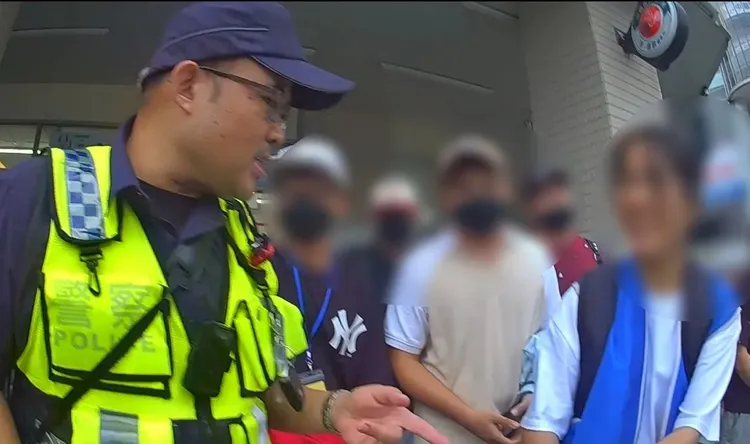 越籍女大生路過伸出援手協助翻譯，4名越籍男高中生才得以順利返校。翻攝畫面
