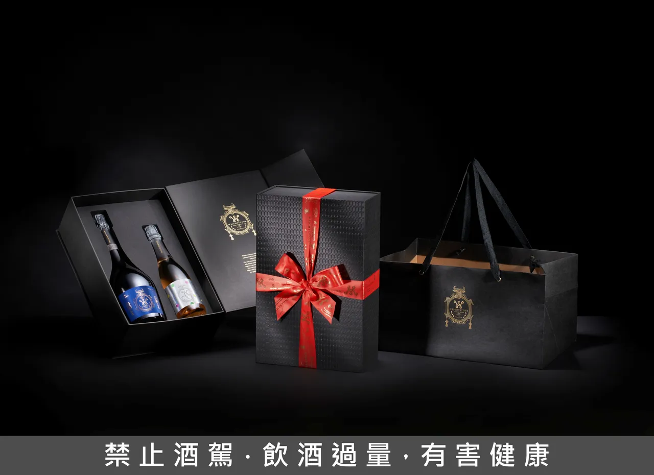 威石东2025春节限定礼盒收录双金奖 Blanc de Blancs 2020 与限量 Caprice NV,风格从轻盈到优雅,传递节日祝福,建议售价5,200元。品牌提供