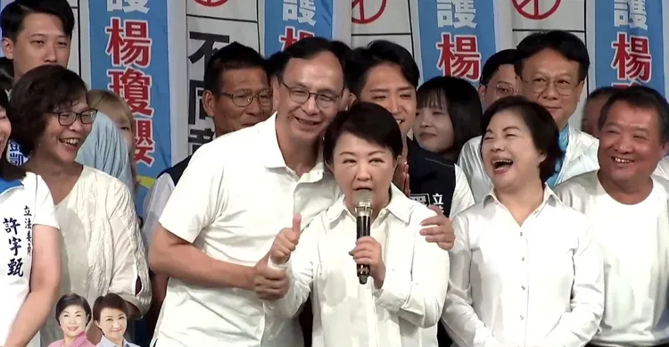 盧秀燕稱讚朱立倫帶領大家從市長、議員選舉到726反罷免全壘打，朱則以擁抱回應。翻攝楊瓊瓔直播