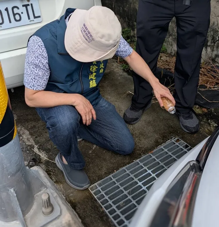 南市病媒蚊陽性率升高，市府呼籲民眾清理環境，避免登革熱疫情又升溫。南市府提供