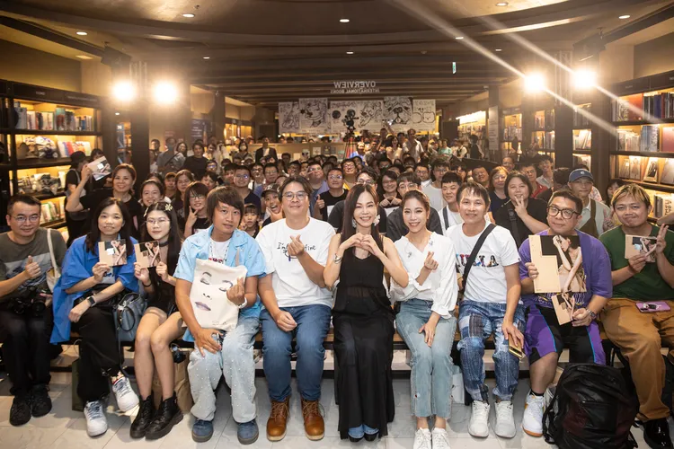 彭佳慧開心跟粉絲們合影。索尼提供