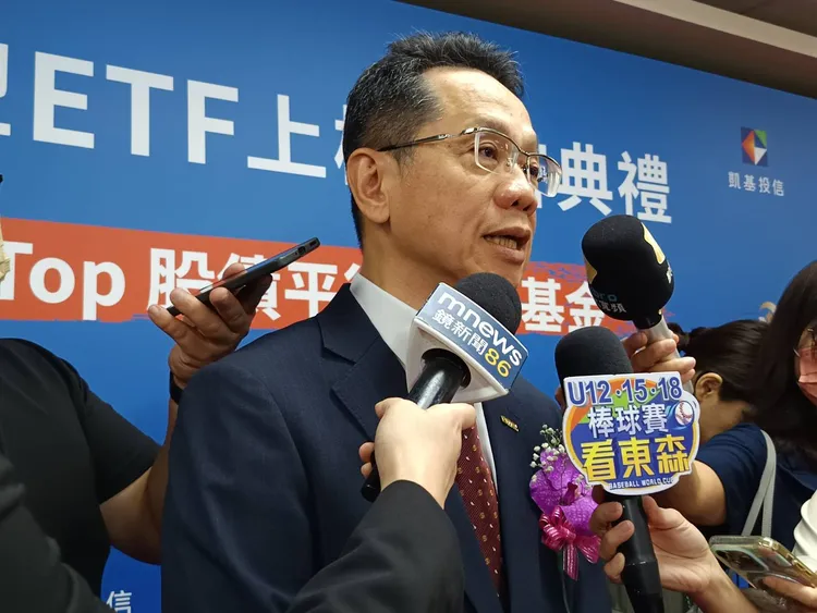 財團法人中華民國證券櫃檯買賣中心今舉辦「全台首檔平衡型ETF(平衡凱基美國TOP)上櫃掛牌」典禮，櫃買中心董事長簡立忠會後受訪。許麗珍攝