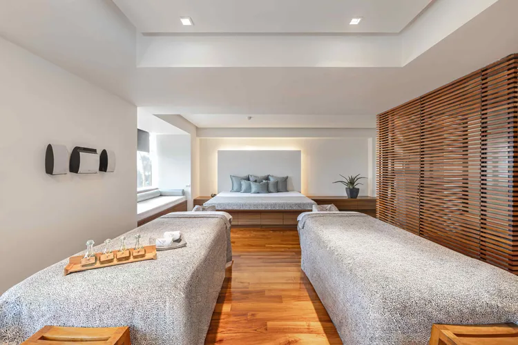 位於飯店20樓的沐蘭SPA即日起至8/31推出「情人節限定療程」，安排愛侶們在舒適靜謐的雙人療程房中，體驗榮獲世界大獎肯定的沐蘭SPA芳香療程。台北晶華提供