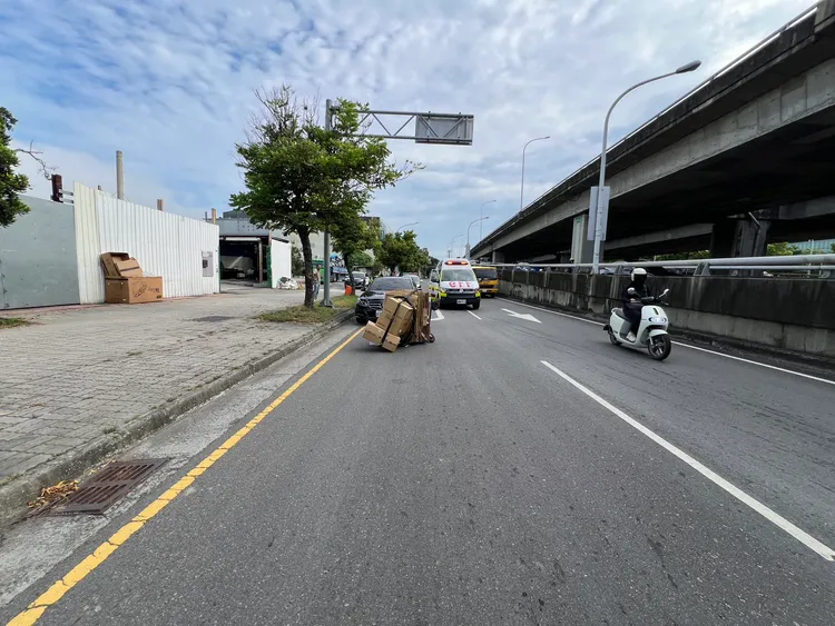 江姓老婦走在慢車道，遭到陳男開車撞上並輾過。民眾提供