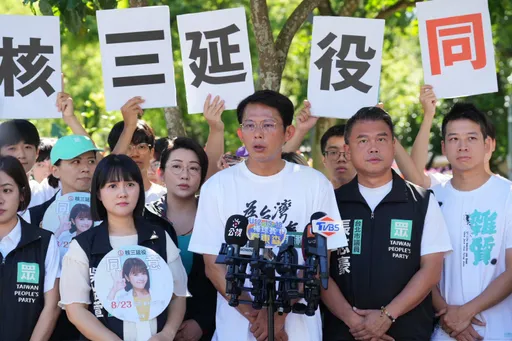 陳聖文送核廢料水到國民黨!黃國昌嗆「小丑行徑」:汙辱人民智商