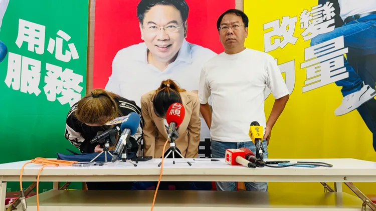 台中「北平金銀樓烤鴨」業者向受害消費者道歉。謝志忠提供