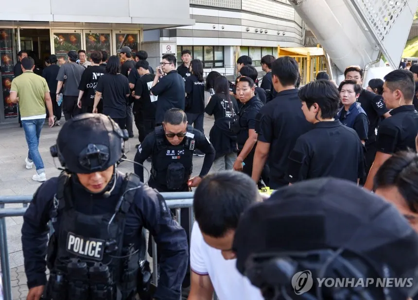 警方出動57名員警到場。翻攝韓聯社