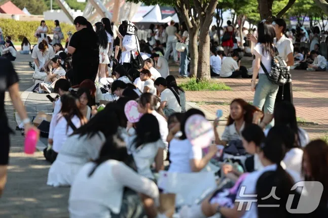 警方緊急疏散約2000名粉絲。翻攝news1