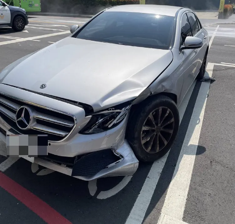 遭到波及的賓士車。民眾提供