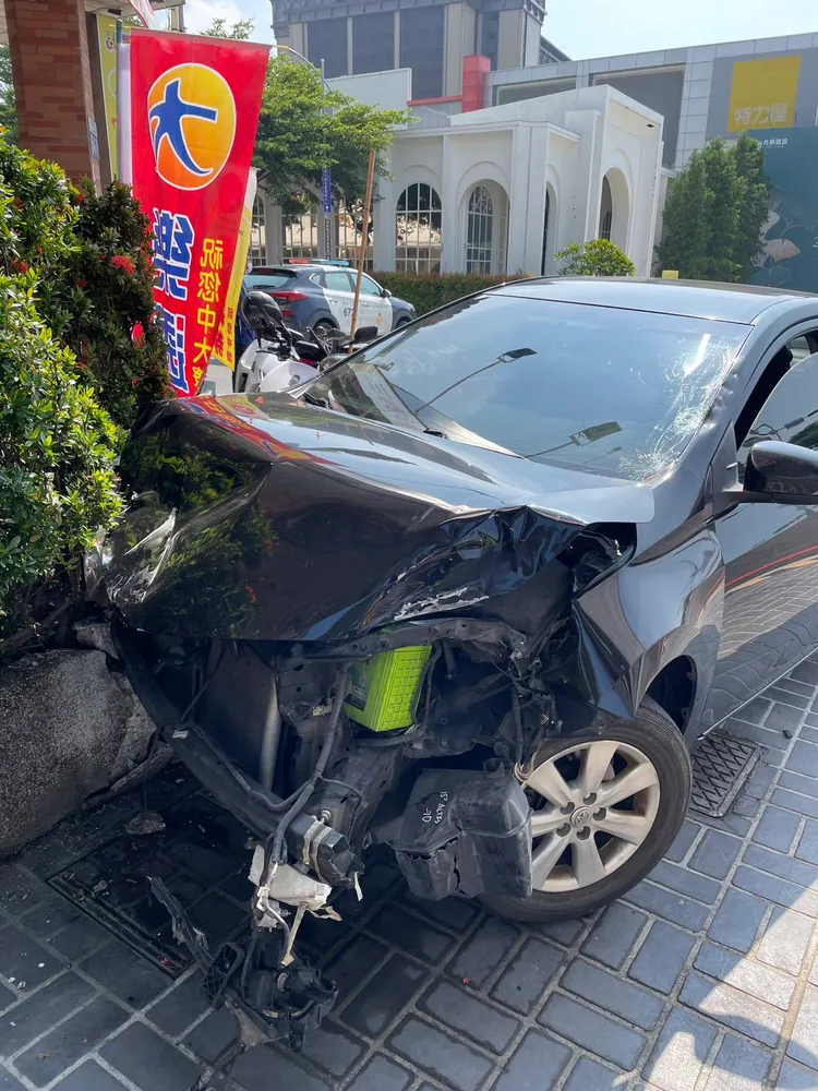 肇事的王姓男子連撞3車衝進人行道撞擊花台才停住。民眾提供