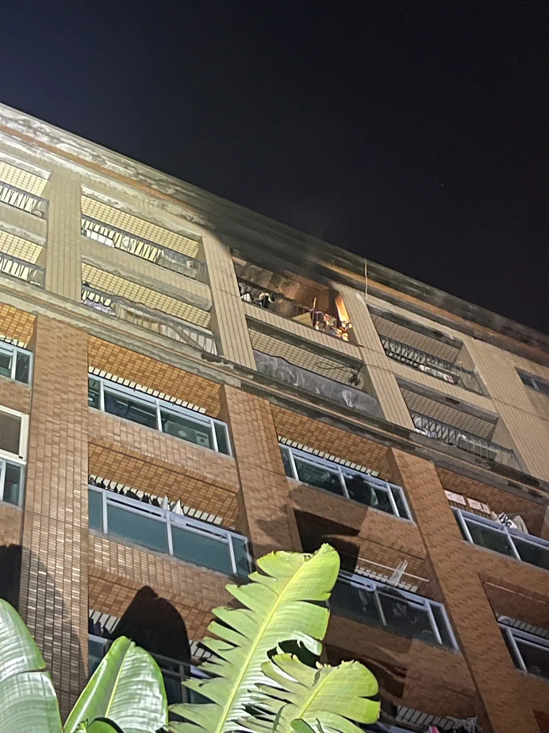 台中西区社区大楼昨深夜火警,1人命丧火窟。翻摄画面