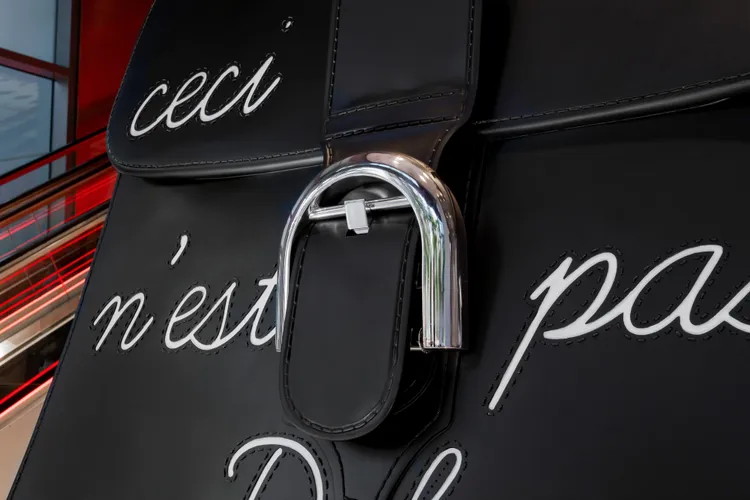 手袋手袋以細膩工藝重現Brillant L’Humour的精髓。品牌提供