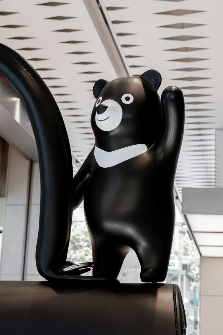 1隻台灣黑熊俏皮站在手袋之上，在地巧思令台灣人會心一笑。品牌提供