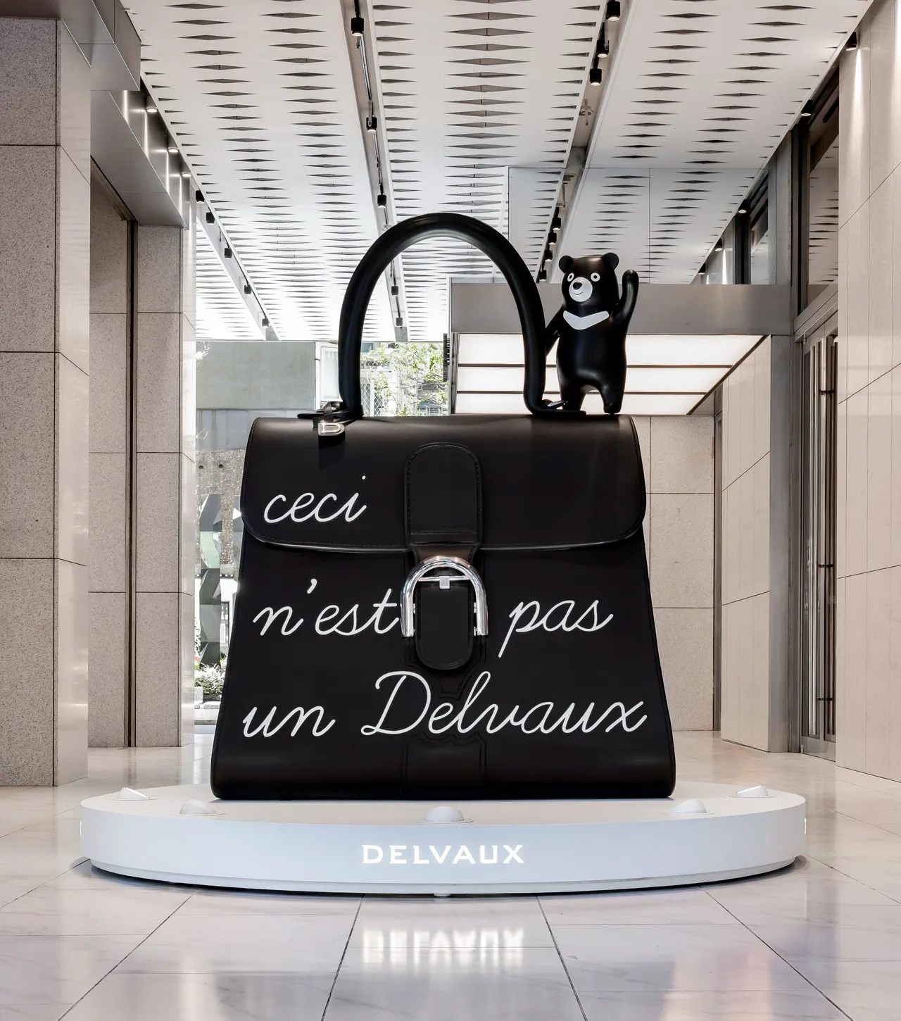巨型Delvaux Brillant L’Humour手袋装置艺术降落在东区Diamond Towers。品牌提供