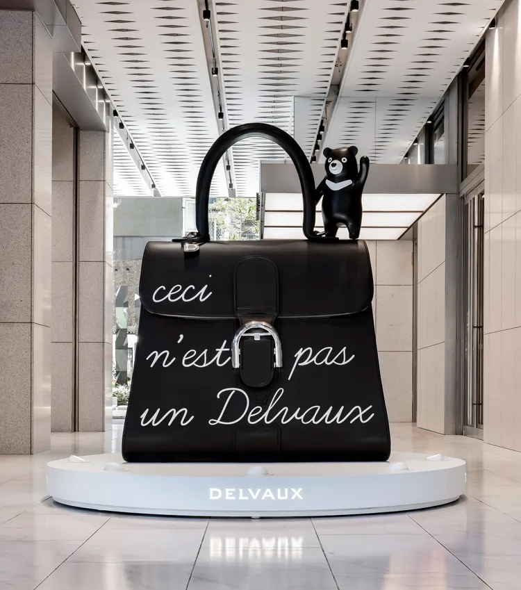 巨型Delvaux Brillant L’Humour手袋裝置藝術降落在東區Diamond Towers。品牌提供