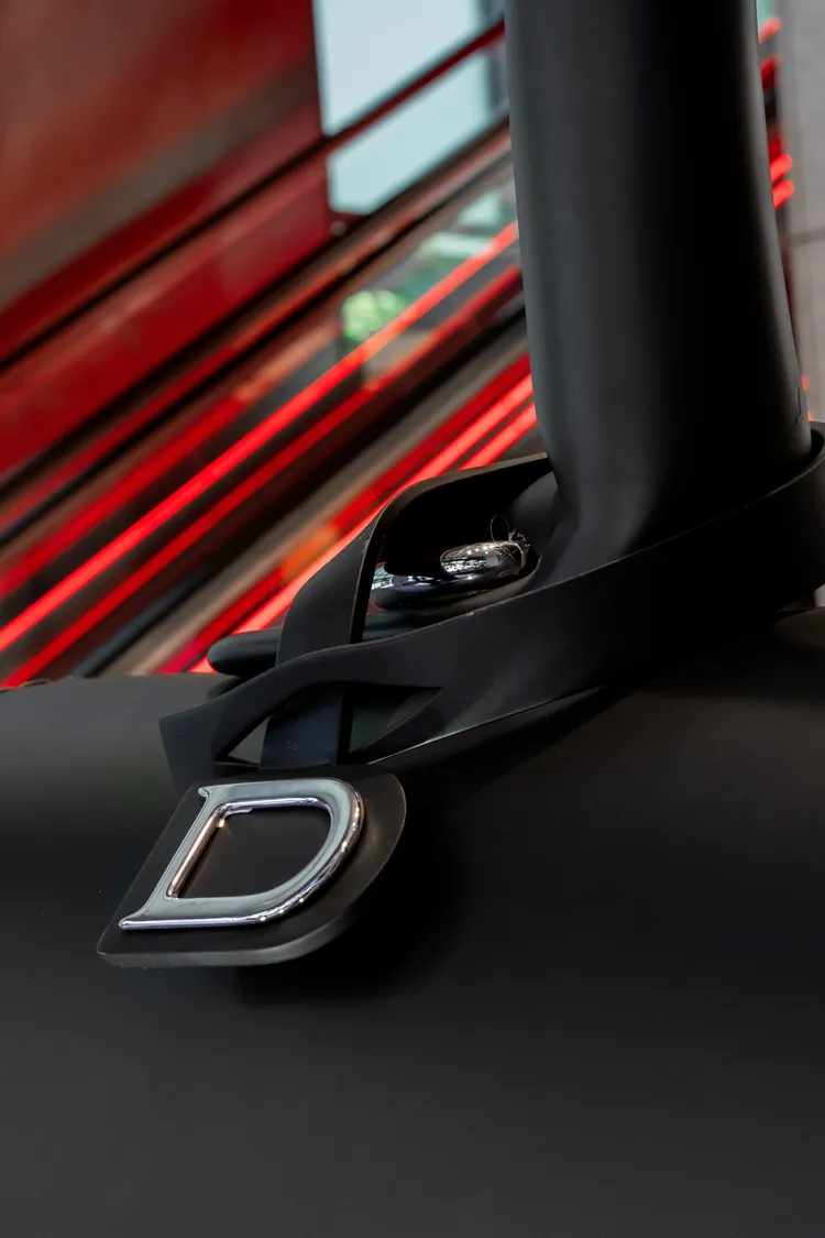 標誌性的「D」字形扣飾也沒有忽略。品牌提供