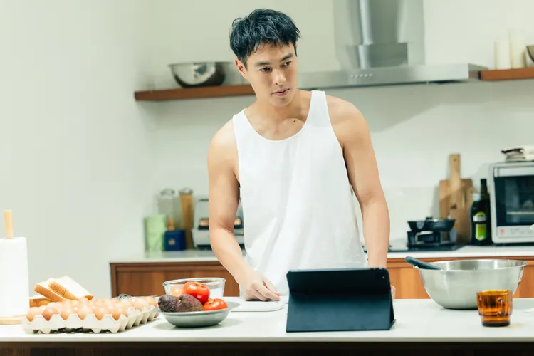 楊祐寧下廚做早餐。偉大文化提供