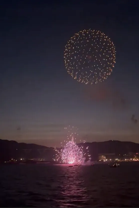 網友拍到煙火突然在地面爆炸。翻攝自X @sputnik_jp