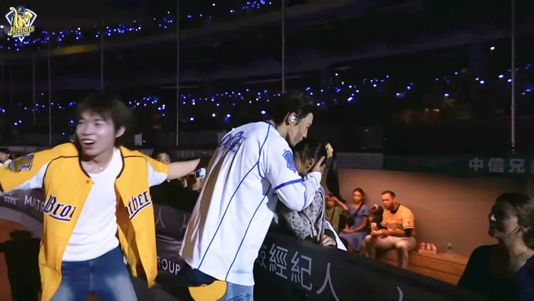 東海唱《Run Away》唱到一半遞麥給1壘側的小妹妹，獻吻感謝。翻攝中信兄弟YouTube