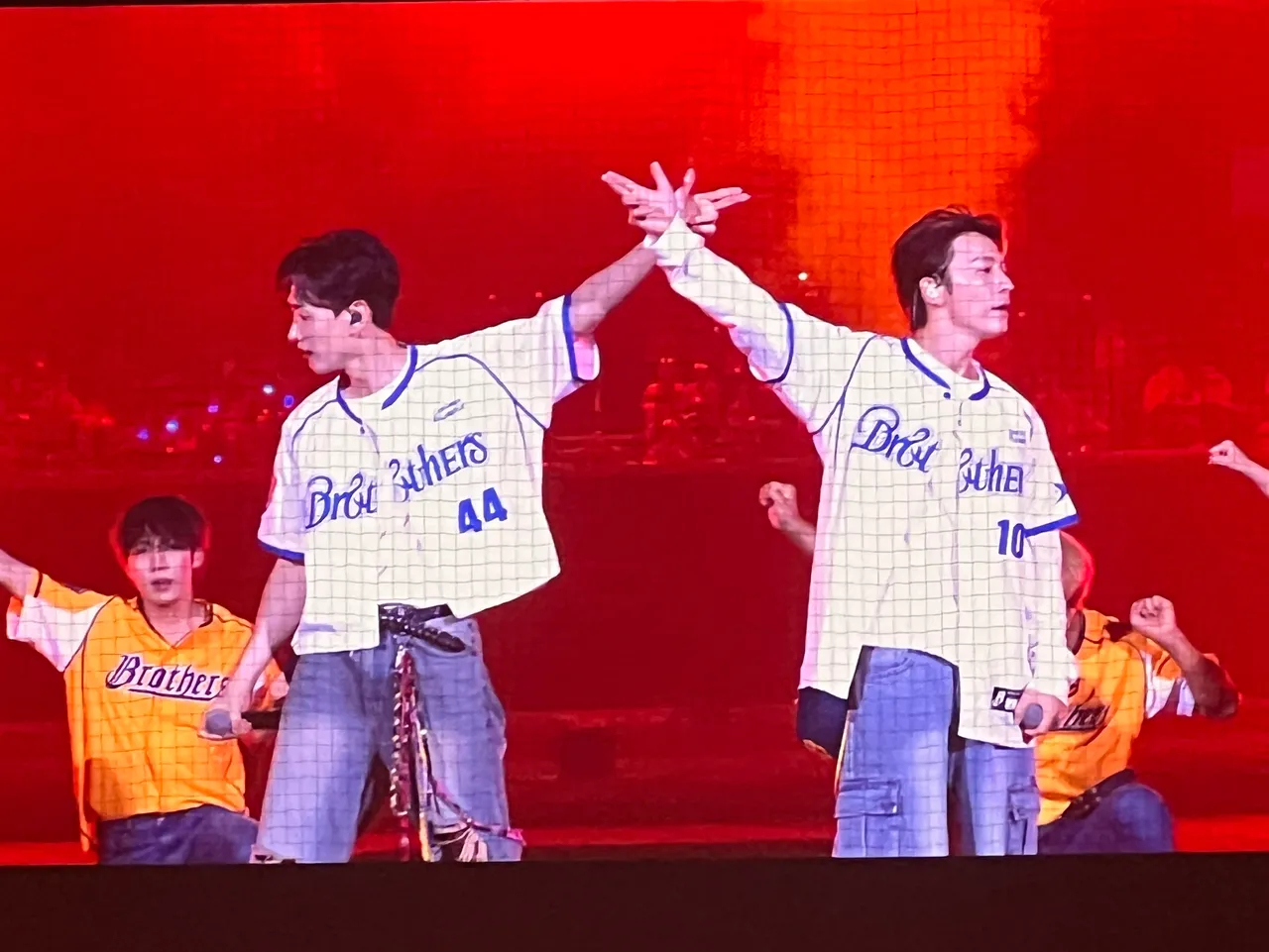 银赫(左)、东海抢先SJ队友登上大巨蛋表演。读者提供