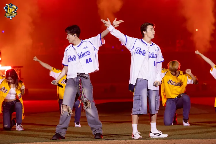 銀赫（左）、東海搶先SJ隊友登上大巨蛋表演。中信兄弟提供