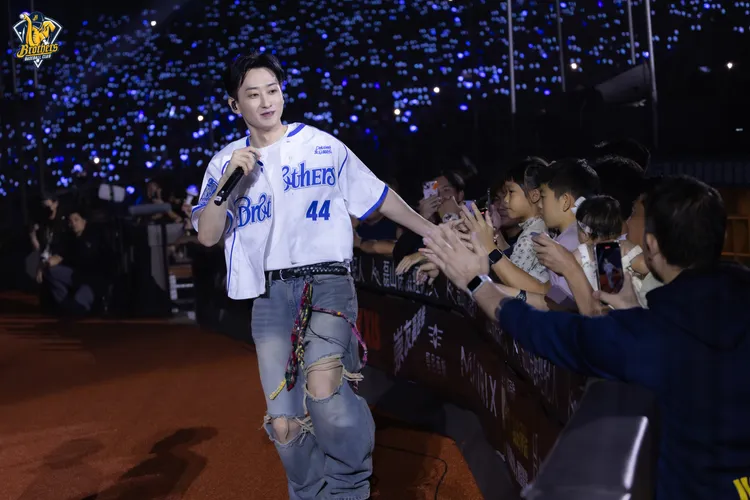 銀赫與場邊的觀眾擊掌互動。中信兄弟提供