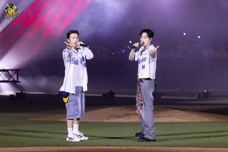 東海（左）、銀赫開全麥又唱又跳，圈了不少球迷。中信兄弟提供